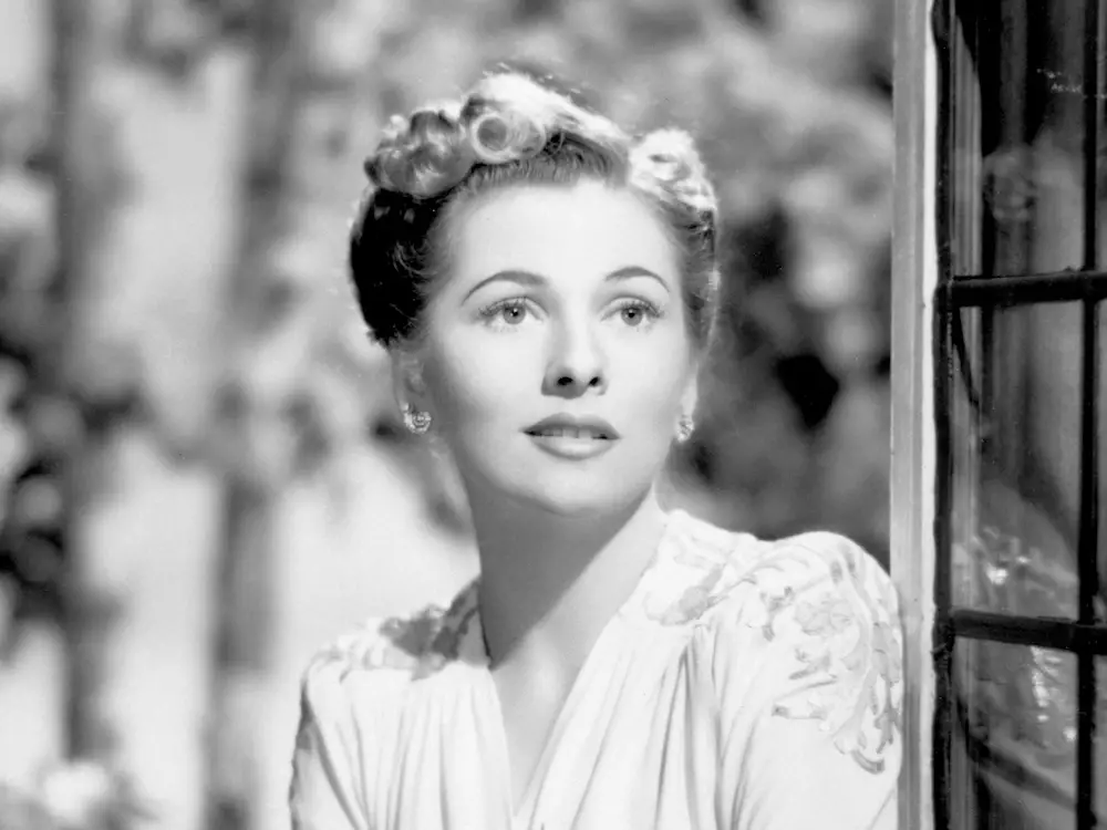 How tall is Joan Fontaine?